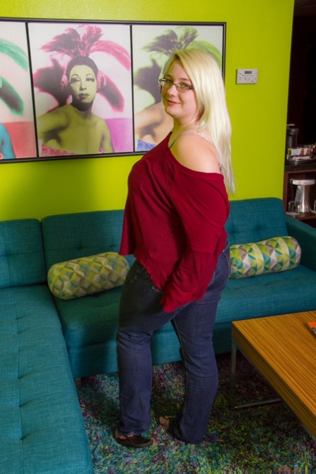Blonde fatty Crystal Lewis makes her nude modeling debut wearing glasses