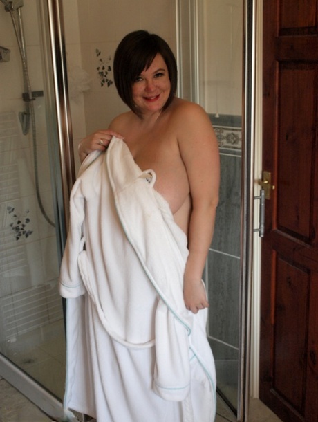 Amateur BBW Roxy removes a bathrobe before getting soaped up in the shower