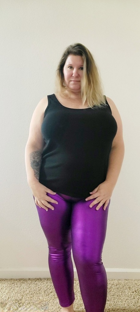 Obese amateur Busty Kris Ann removes tight pants while getting bare naked
