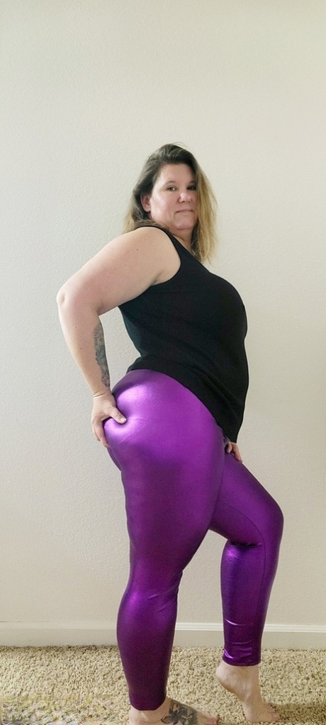 Obese amateur Busty Kris Ann removes tight pants while getting bare naked