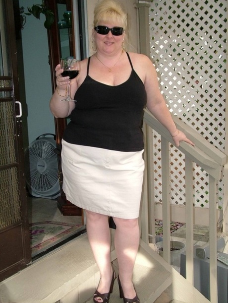 Blonde BBW Taffy Spanx finger spreads her snatch after taking a shower