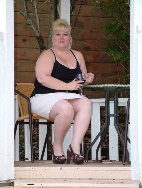 Blonde BBW Taffy Spanx finger spreads her snatch after taking a shower
