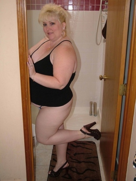 Blonde BBW Taffy Spanx finger spreads her snatch after taking a shower