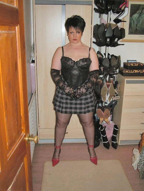 British amateur Double Dee uncovers her natural tits before having sex