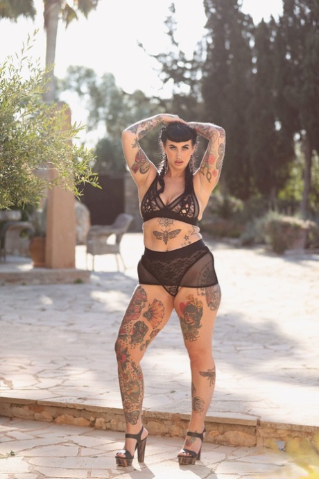 Chubby model with tattoos Cherrie Pie reveals her huge ass and big tits