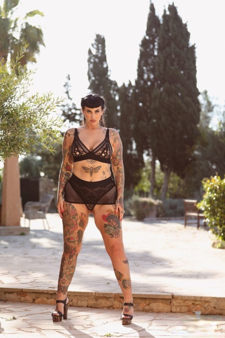 Chubby model with tattoos Cherrie Pie reveals her huge ass and big tits