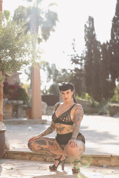 Chubby model with tattoos Cherrie Pie reveals her huge ass and big tits