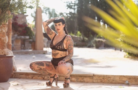 Chubby model with tattoos Cherrie Pie reveals her huge ass and big tits