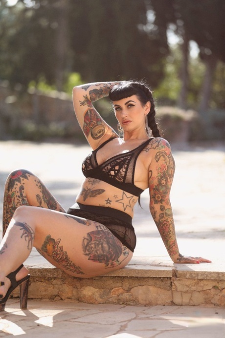 Chubby model with tattoos Cherrie Pie reveals her huge ass and big tits