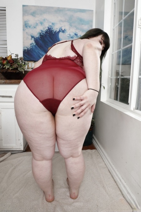 Amateur BBW Cece Lachey loses her lingerie & shows her hairy holes up close