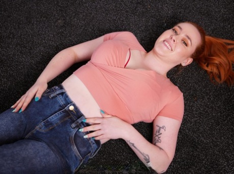 Chubby redheaded teen Rose Glitch strips and shows her big fat booty