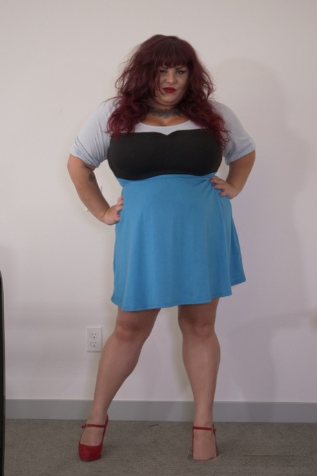 Amateur BBW Babsy Sheridan shows her big tits & spreads her monster ass cheeks
