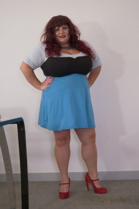 Amateur BBW Babsy Sheridan shows her big tits & spreads her monster ass cheeks