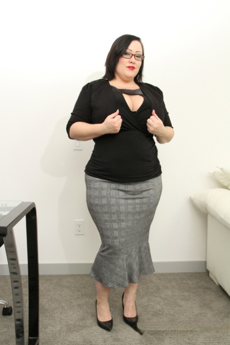 Fat MILF amateur Bunny De La Cruz loses her clothes and flaunts her big juggs