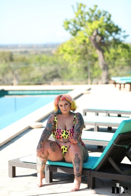 Sexy BBW loses her colorful swimsuit outdoors and exposes her hot inked body