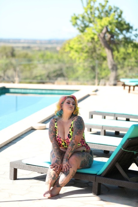 Sexy BBW loses her colorful swimsuit outdoors and exposes her hot inked body